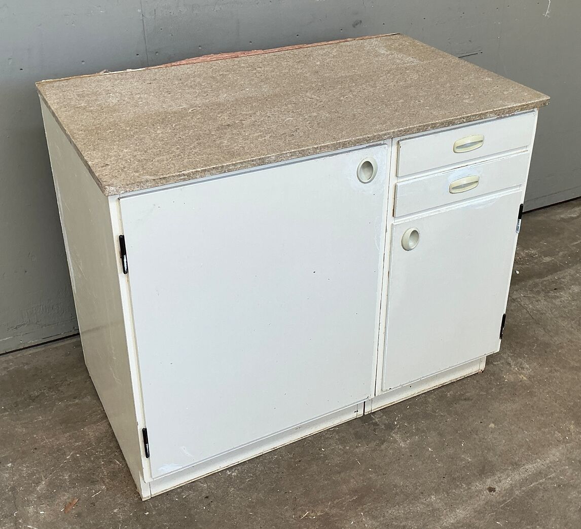 Lille malet 60'er køkken med terrazzoplade.