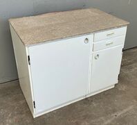 Lille malet 60'er køkken med terrazzoplade.