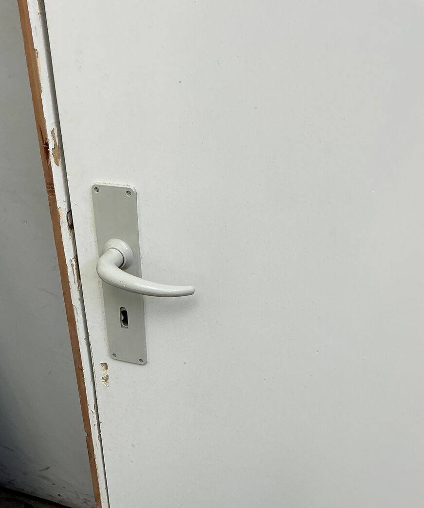Indvendig celledør med karm