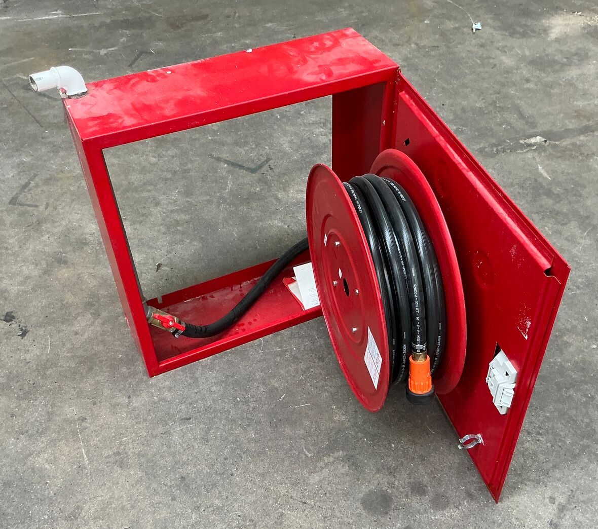 Brandskab med 25 meter slange