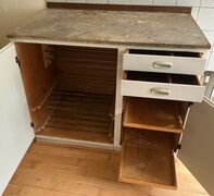 Lille malet 60'er køkken med terrazzoplade