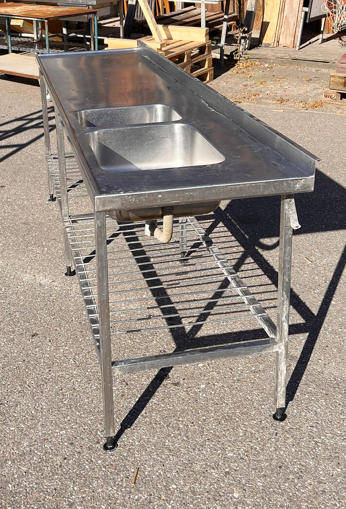 Stålbord med vask - 250 cm
