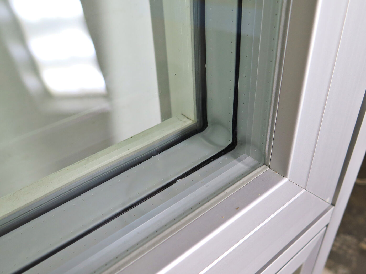 Stort vinduesparti fra Velfac med defekt. Stort vinduesparti fra Velfac med defekt.