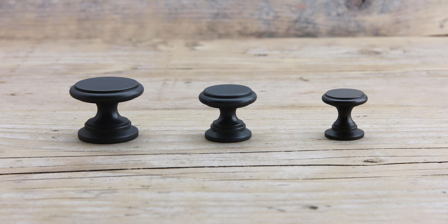 21 mm - Møbelknop i sort mat messing flad