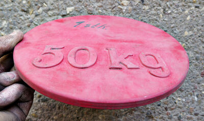 Støbeklichè fra Holbæk Jernstøberi, træskive med vægtangivelse Ø 21 cm