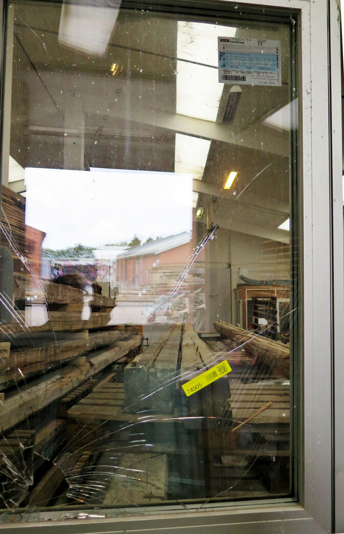 Stort vinduesparti fra Velfac med defekt. Stort vinduesparti fra Velfac med defekt.