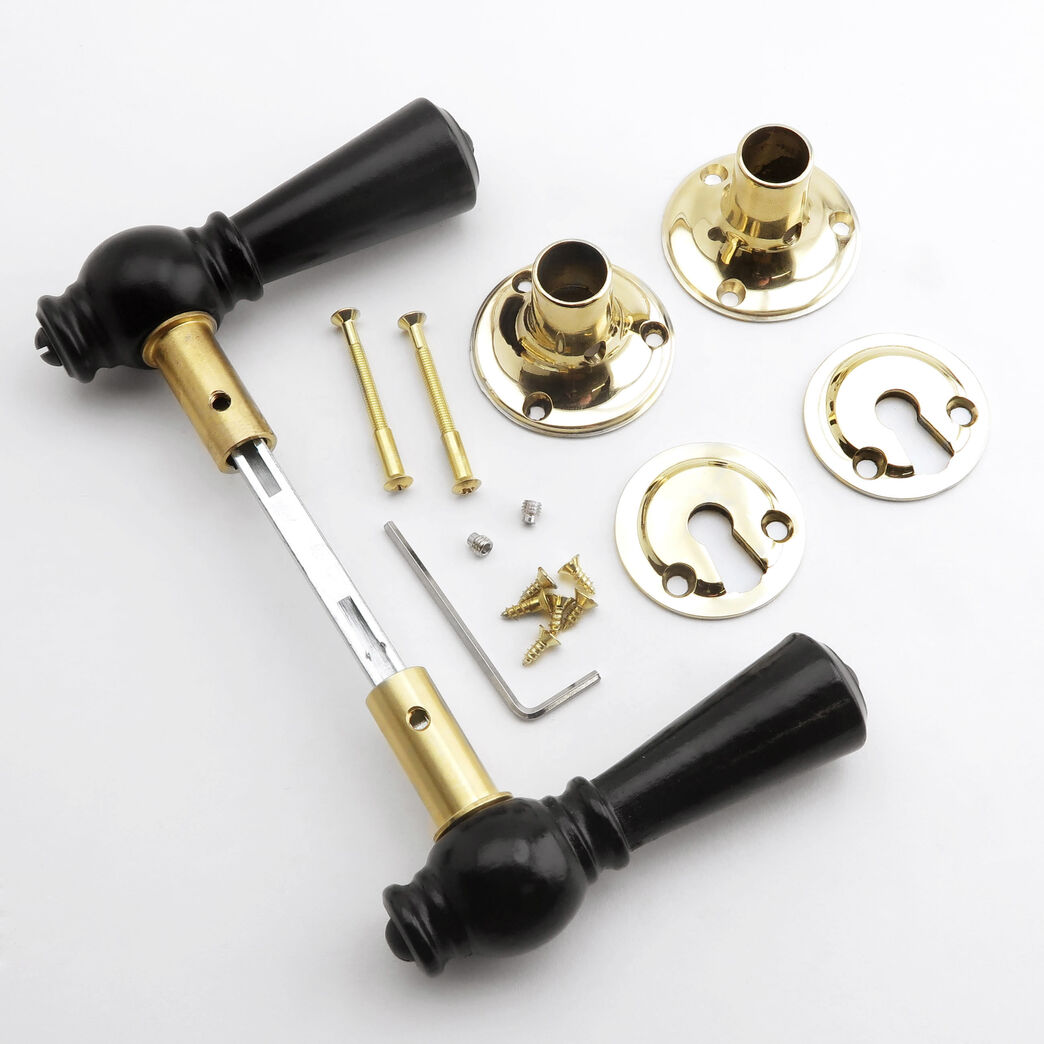 Trægreb til ny dør - knebelgreb i sortlakeret bøg