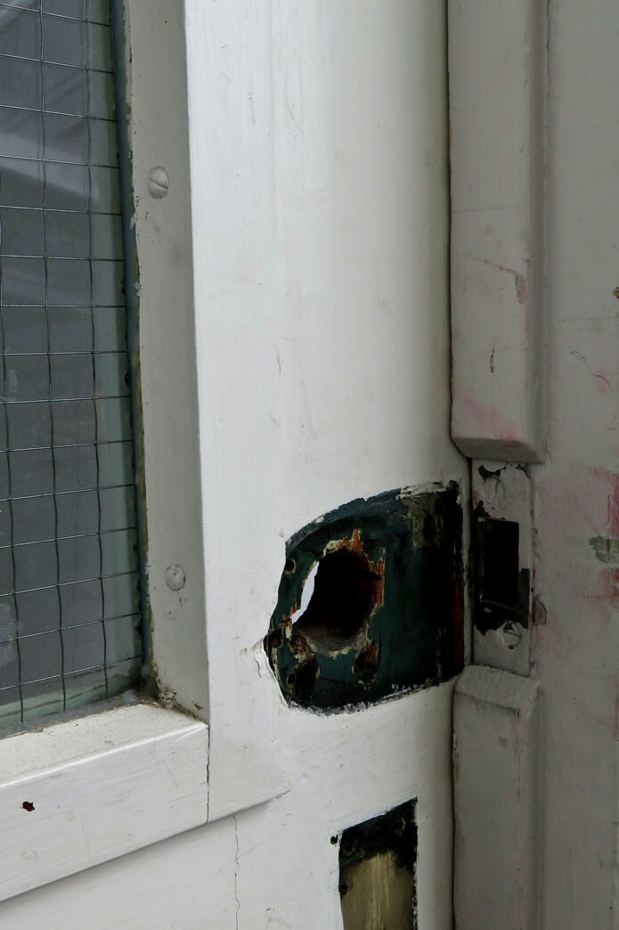 Skoledør med fyldninger og glas.