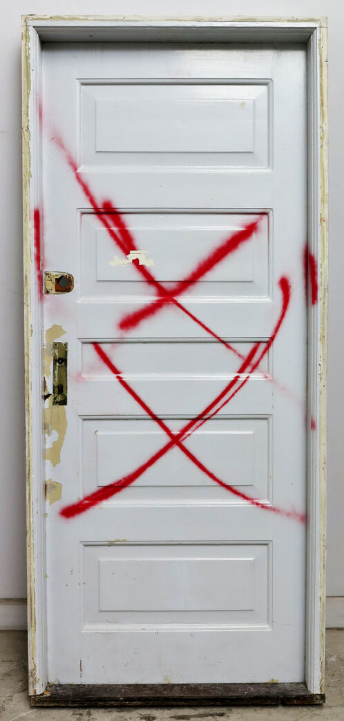 fyldningsdør med karm og skade. fyldningsdør med karm og skade.