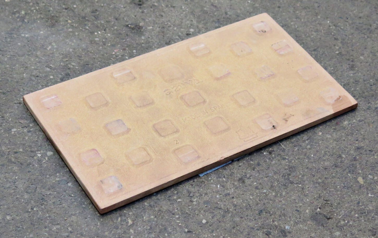 Klinke med motiv af lyserød blomst