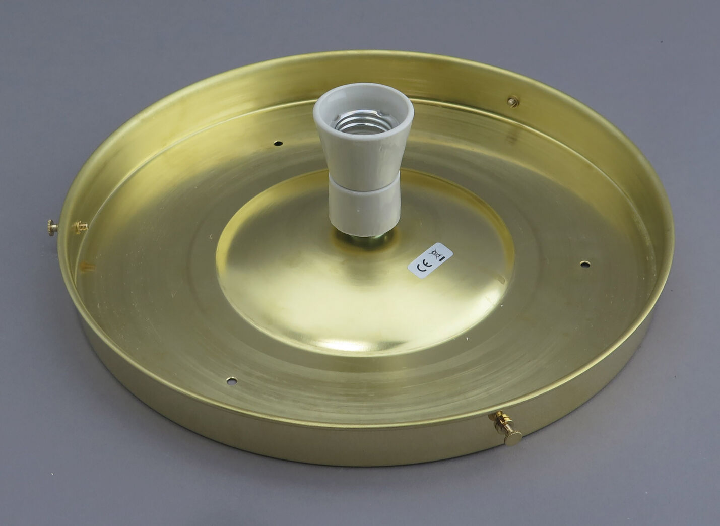 Loftlampe med hvidt opalglas og ophæng i messing