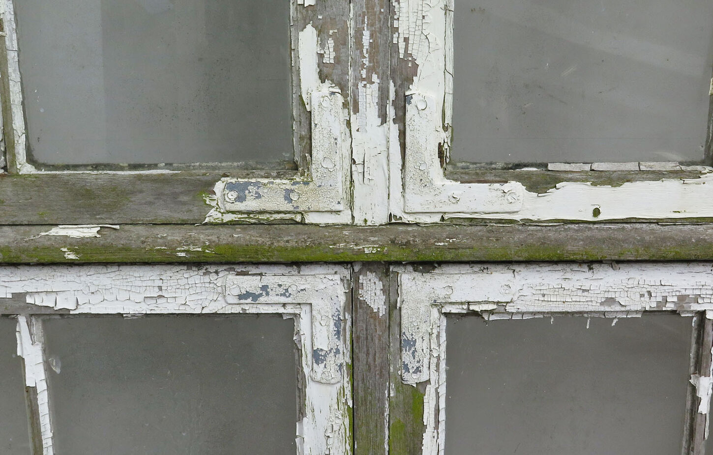 Sprossevindue med kittet enkeltlagsglas