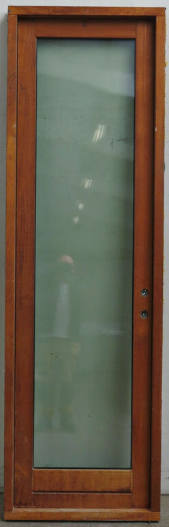 Høj og smal yderdør med glas og karm