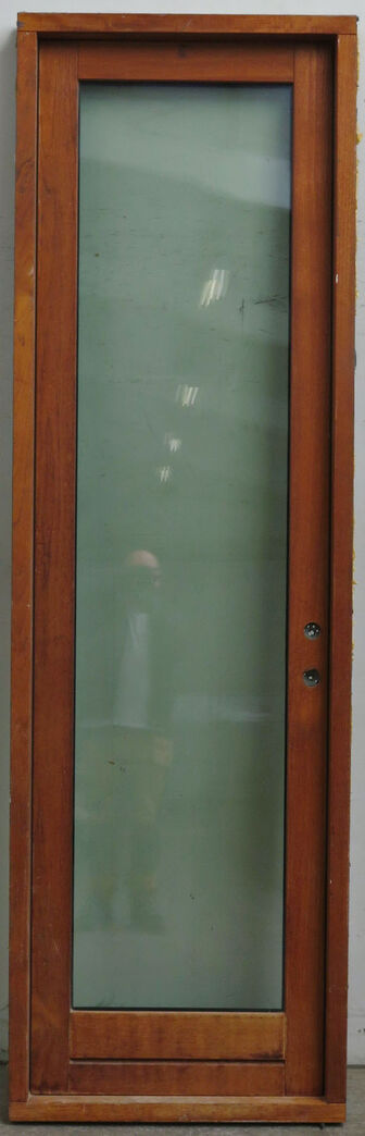 Høj og smal yderdør med glas og karm