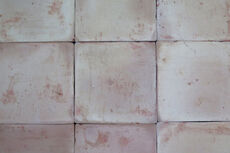 Kvadratiske terracotta gulvtegl i rød/gule nuancer Kvadratiske terracotta gulvtegl i rød/gule nuancer