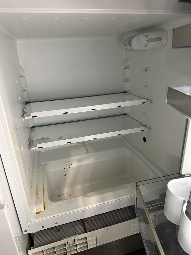 Tekøkken med  køleskab og opvasker