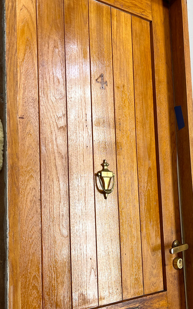 Yderdør i teaktræ med karm
