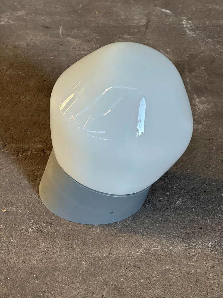 Væglampe med glaskuppel fra Vollsmose