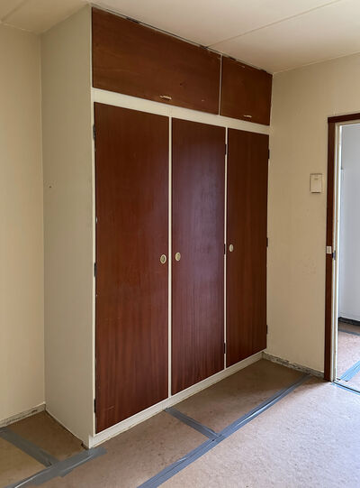 Garderobe/kosteskab med overfalset låge h.h