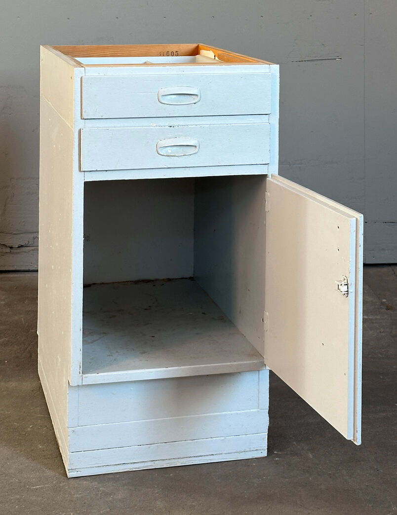 Malet skabsmodul med overfalset låge