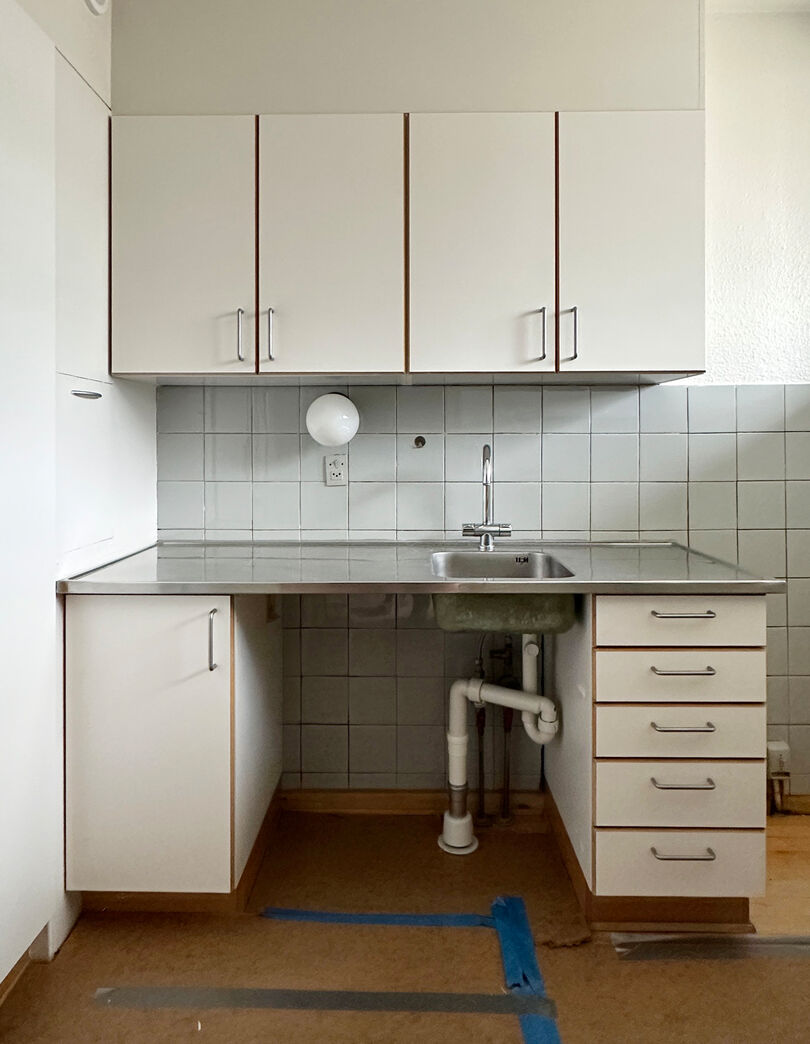 Stålbordplade med vask i højre side