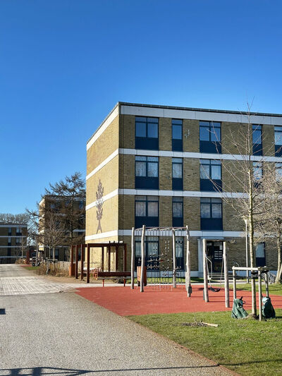 Malet grydeskab med overfalset låge v.h.