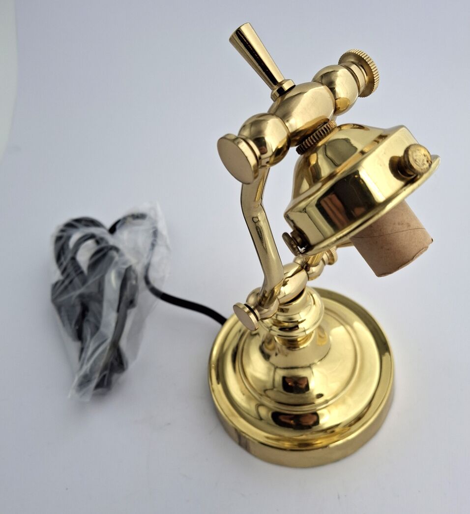 Lille bordlampe i messing med grøn glasskærm