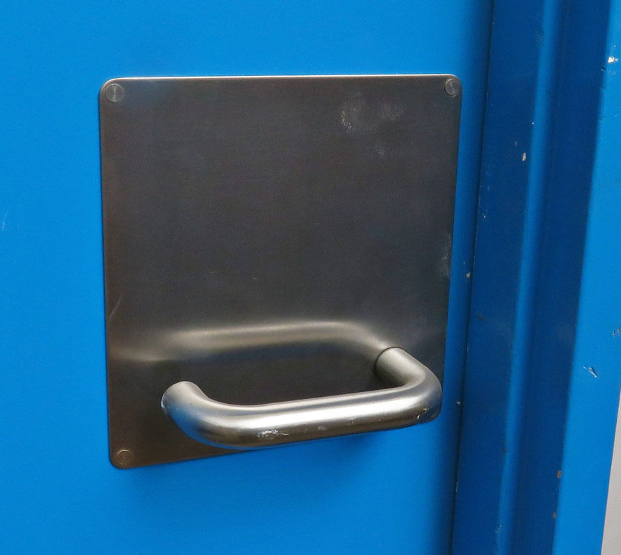 Swedoor massiv dør med greb