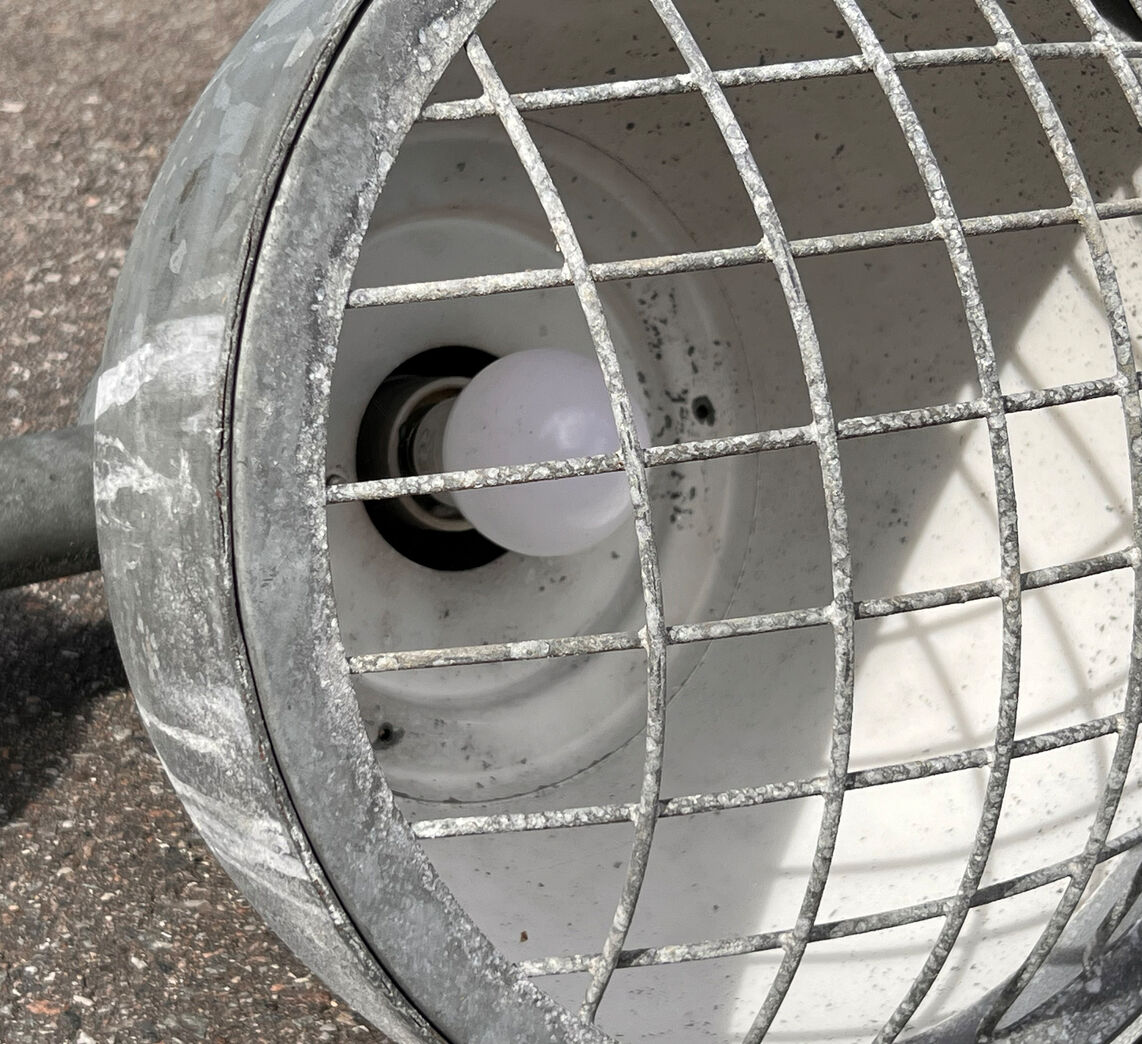 Facadelampe med gitter