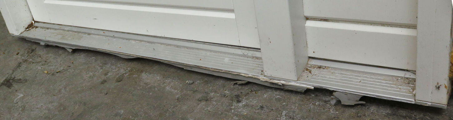 Facadedør med sideparti og skråt overstykke