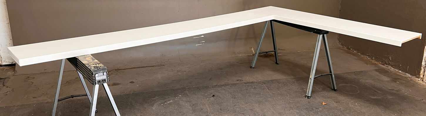 Corian bordplade med vask og hylder Corian bordplade med vask og hylder