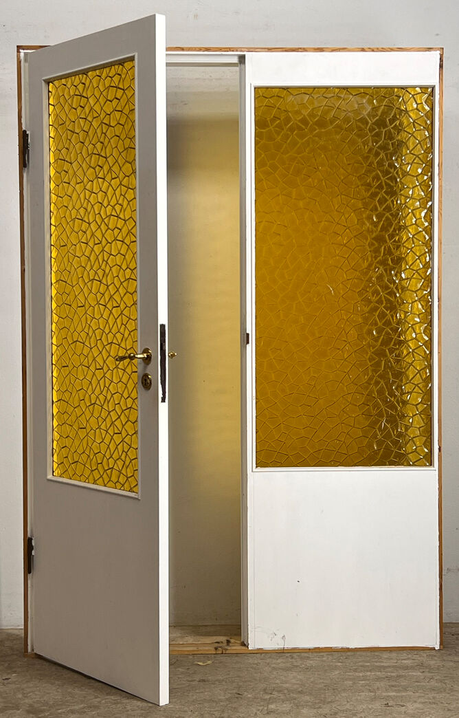 Dør med gult glas og sideparti