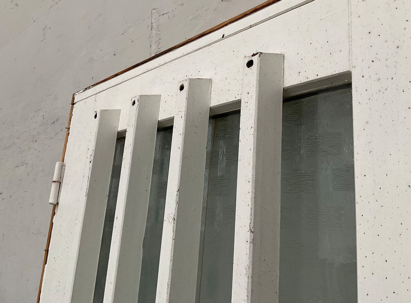 Yderdør med matteret glas.