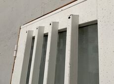 Yderdør med matteret glas.