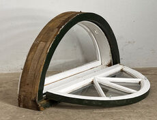 Halvrundt vindue med sprosser