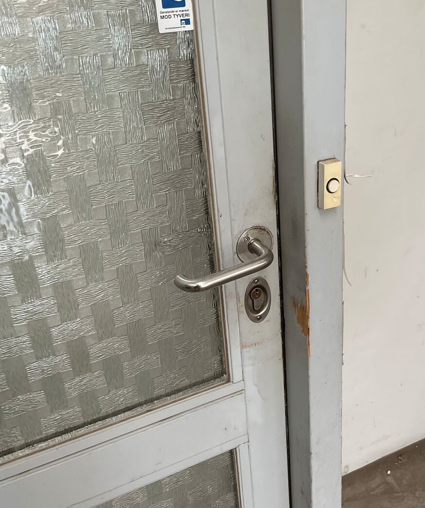 Yderdør med glas og karm Yderdør med glas og karm