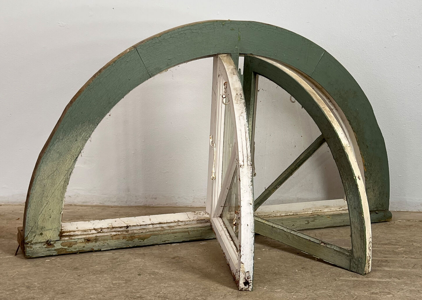 Halvrundt vindue med sprosser