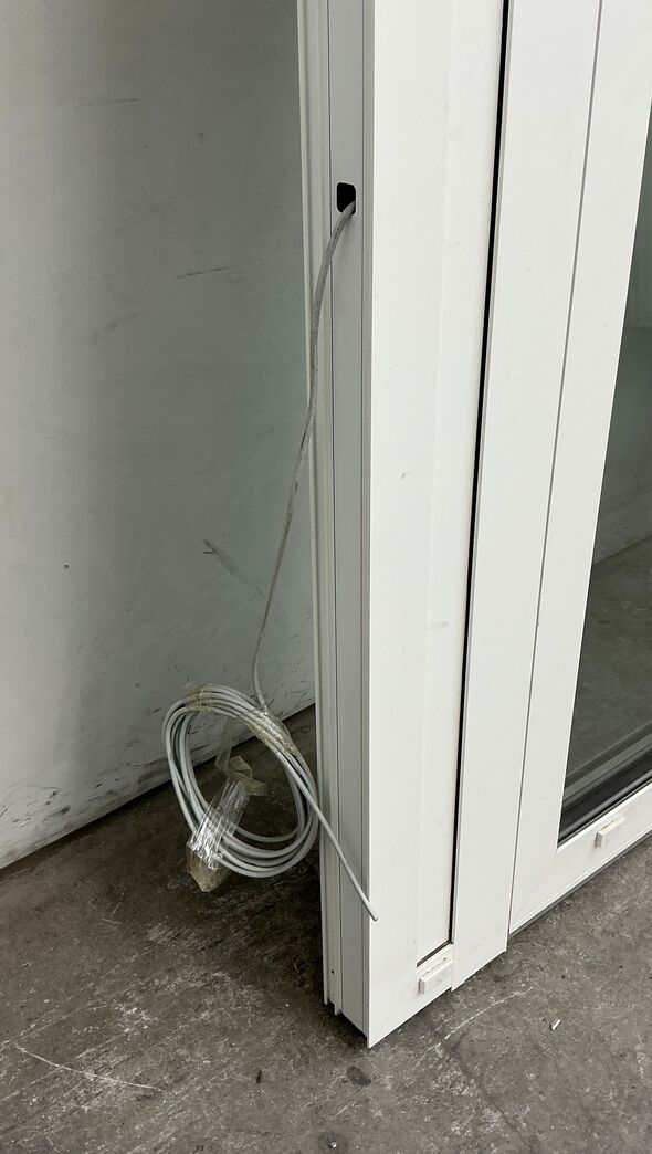 Yderdør med glas og elektrisk låsesystem