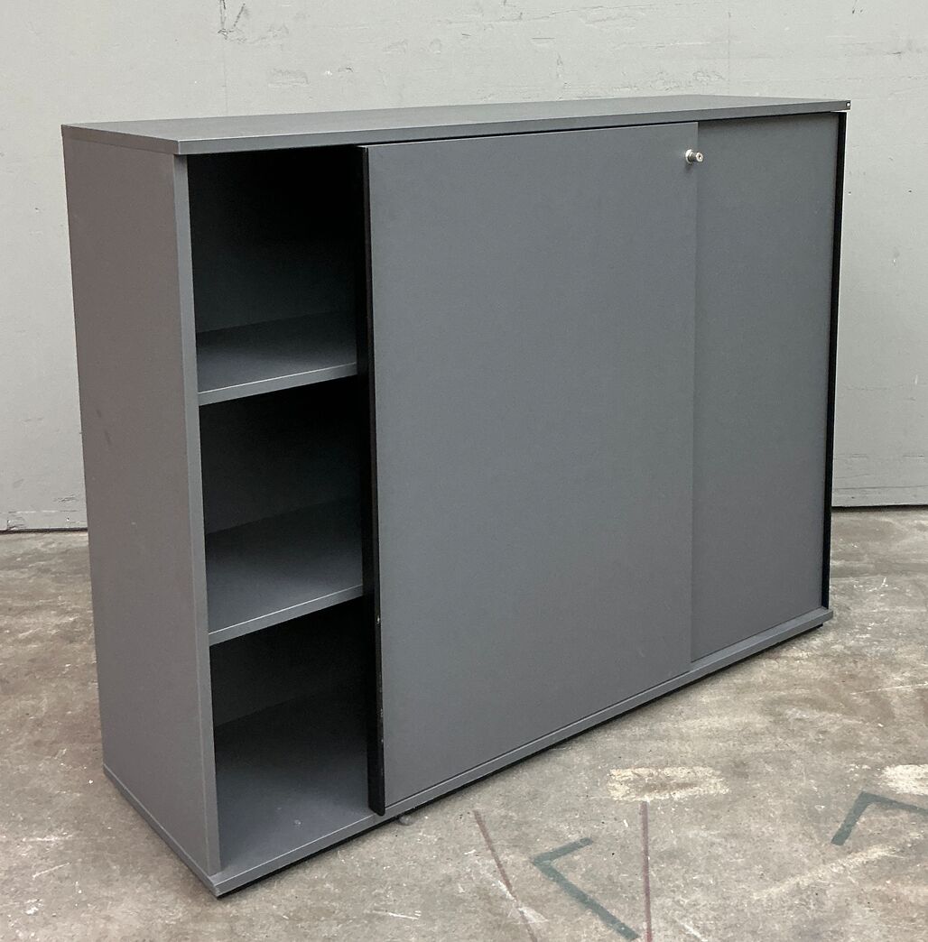 Reol med skydelåger fra Holmris 140 cm