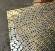 Perforeret metalplade