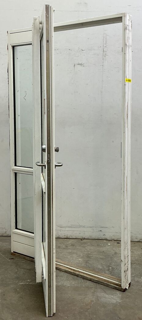 Yderdør med glas sideparti og karm
