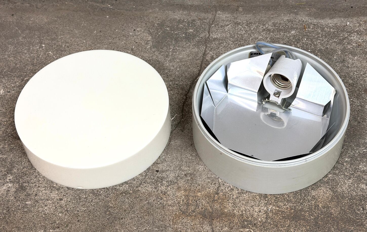 Væglampe i plast ø20 cm