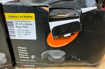 Diverse skruer og skudsøm