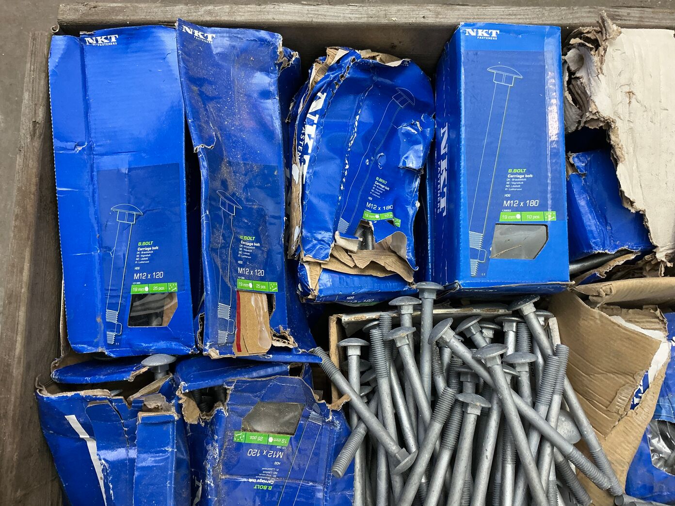 Bolte, møtrikker og skiver