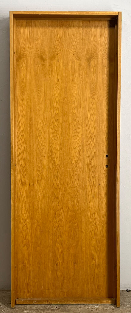 Egefineret dør i karm