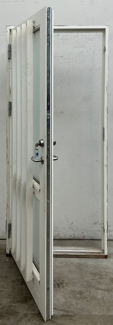 Hvid yderdør med matteret glas