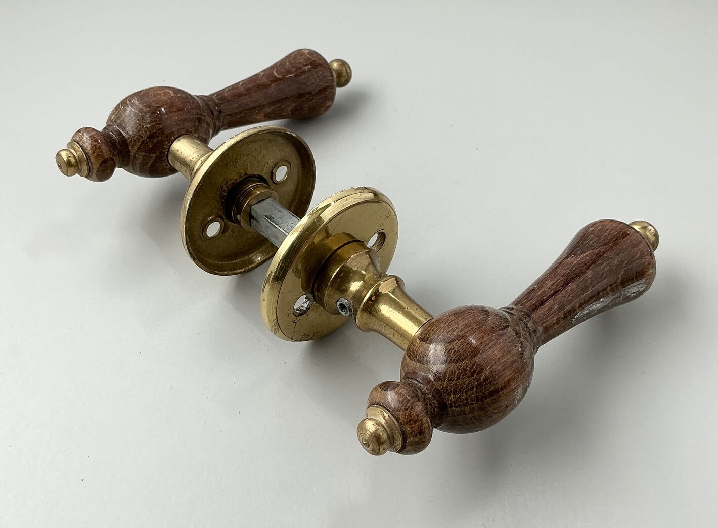 Knebelgreb m. messing rosetter og nøgleskilte