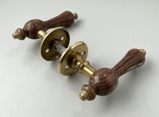 Knebelgreb m. messing rosetter og nøgleskilte