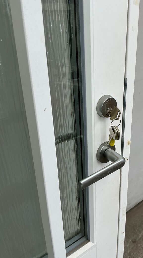 Hvid yderdør med matteret glas