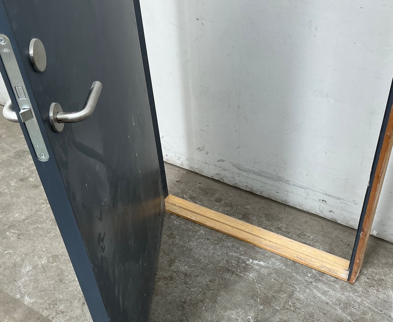 Massiv dør M10 m/karm